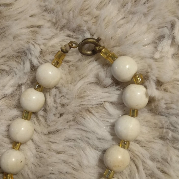 Vintage white / cream / gold costume necklace - Picture 6 of 16